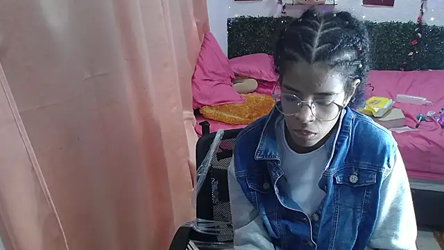 Snapshot of thianahorny chatting on 05-25-26, 12:26 thianahorny online show from 05-25-26, 12:26