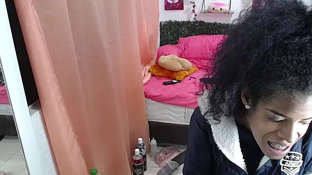 Snapshot of thianahorny chatting on 06-01-26, 01:00 thianahorny online show from 06-01-26, 01:00
