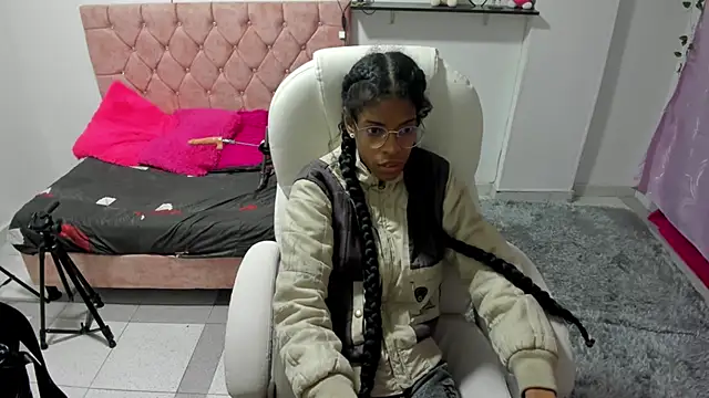 thianahorny online show from 12-22-25, 10:04