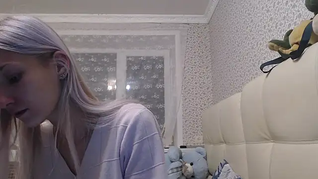 Snapshot of maybe_doll chatting on 10-19-25, 09:06 maybe doll online show from 10-19-25, 09:06
