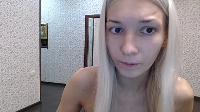 Snapshot of maybe_doll chatting on 10-12-25, 07:04 maybe doll online show from 10-12-25, 07:04
