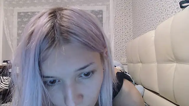 Snapshot of maybe_doll chatting on 10-18-25, 05:15 maybe doll online show from 10-18-25, 05:15