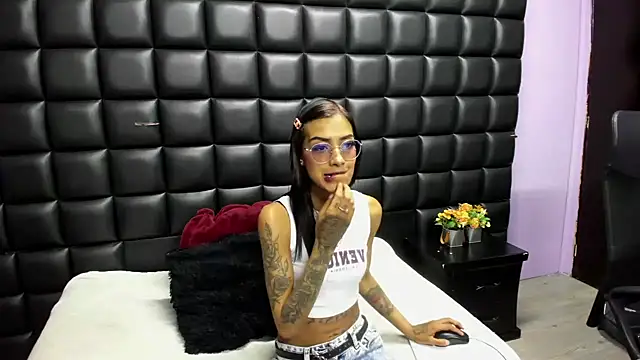 Snapshot of KarlaSlutSkinny__ chatting on 10-09-25, 02:50 KarlaSlutSkinny online show from 10-09-25, 02:50