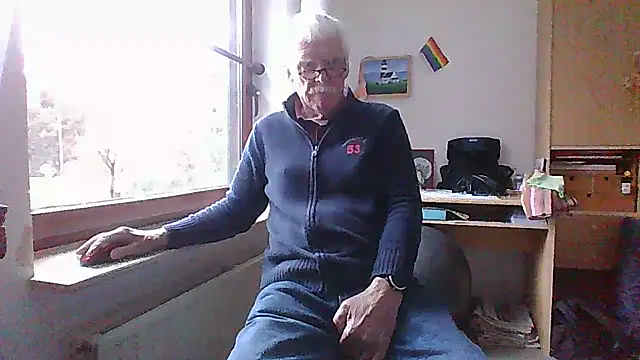 Snapshot of super-snoopy chatting on 02-08-26, 08:34 super-snoopy online show from 02-08-26, 08:34