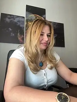 Snapshot of Passion-Blondy chatting on 06-17-26, 09:52 Passion-Blondy online show from 06-17-26, 09:52