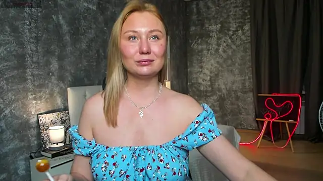 scent  of woman online show from 10-27-25, 01:50