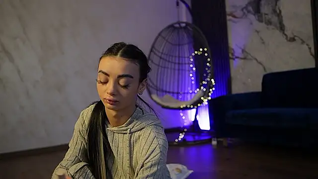 RachelRavee online show from 03-22-26, 05:10