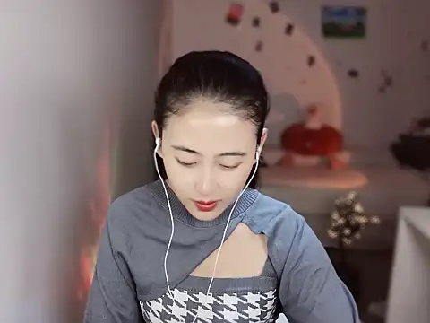 Queena  online show from 12-19-25, 01:31