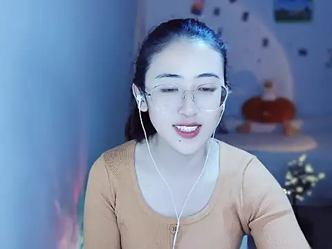 Queena  online show from 12-18-25, 07:13