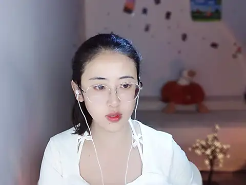 Queena  online show from 12-15-25, 07:47