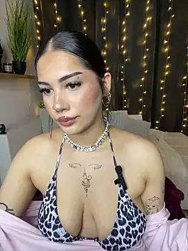 Snapshot of LoraShines chatting on 06-11-26, 05:54 LoraShines online show from 06-11-26, 05:54