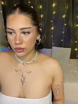 LoraShines online show from 06-02-26, 05:57