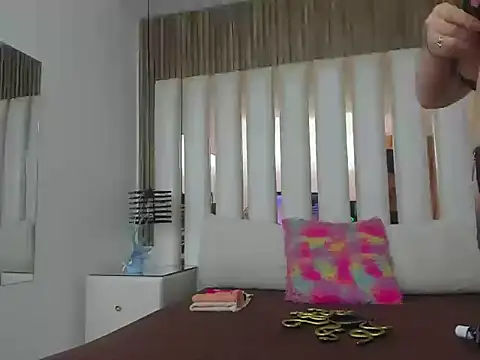 AmbarGills online show from 10-31-25, 01:52