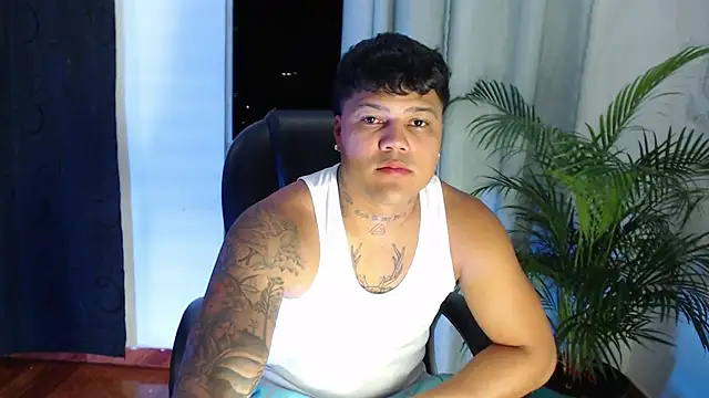 Snapshot of Boyhot_00 chatting on 01-08-26, 04:40 Boyhot 00 online show from 01-08-26, 04:40