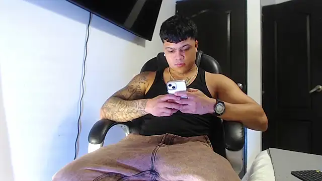 Snapshot of Boyhot_00 chatting on 12-16-25, 04:39 Boyhot 00 online show from 12-16-25, 04:39