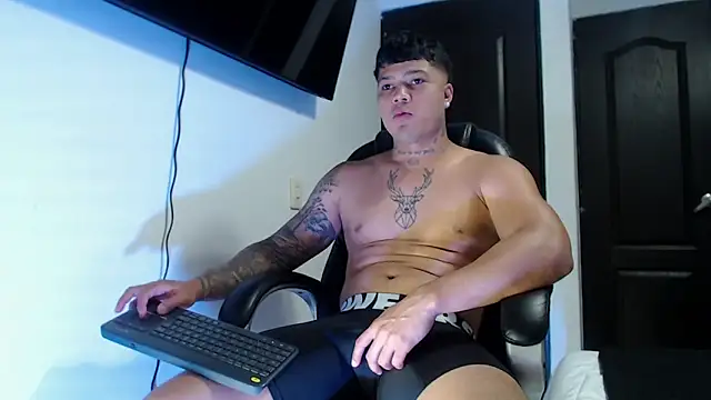 Snapshot of Boyhot_00 chatting on 11-06-25, 02:48 Boyhot 00 online show from 11-06-25, 02:48