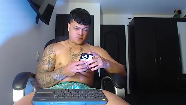 Snapshot of Boyhot_00 chatting on 10-14-25, 05:57 Boyhot 00 online show from 10-14-25, 05:57