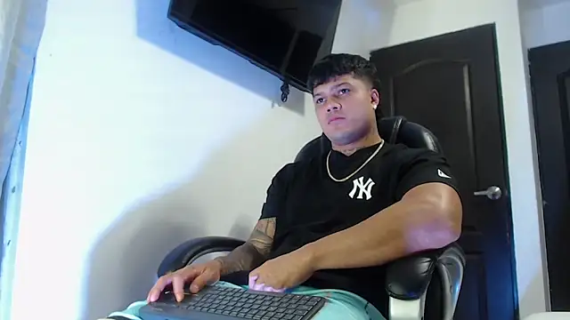 Snapshot of Boyhot_00 chatting on 10-26-25, 03:40 Boyhot 00 online show from 10-26-25, 03:40