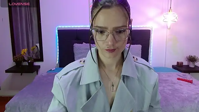 Snapshot of Dafne_xx_ chatting on 10-22-25, 01:43 Dafne xx online show from 10-22-25, 01:43