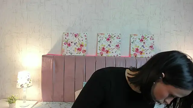 Snapshot of Veronicaxsaenz chatting on 10-19-25, 01:03 Veronicaxsaenz online show from 10-19-25, 01:03