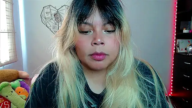 Snapshot of EllieMoonX chatting on 11-18-25, 03:15 EllieMoonX online show from 11-18-25, 03:15