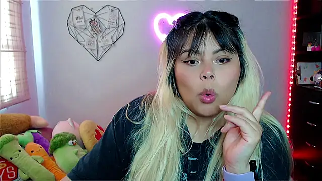 Snapshot of EllieMoonX chatting on 11-25-25, 08:31 EllieMoonX online show from 11-25-25, 08:31