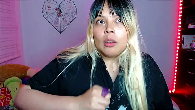 Snapshot of EllieMoonX chatting on 12-20-25, 01:19 EllieMoonX online show from 12-20-25, 01:19