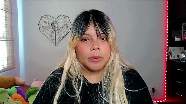 Snapshot of EllieMoonX chatting on 11-17-25, 03:05 EllieMoonX online show from 11-17-25, 03:05