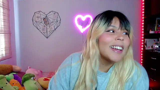 Snapshot of EllieMoonX chatting on 11-15-25, 05:28 EllieMoonX online show from 11-15-25, 05:28