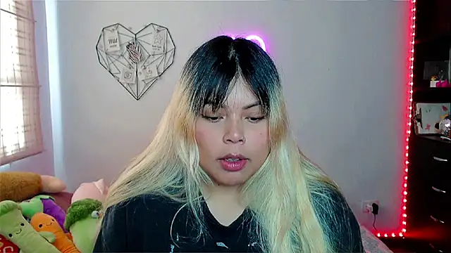 Snapshot of EllieMoonX chatting on 11-29-25, 04:51 EllieMoonX online show from 11-29-25, 04:51