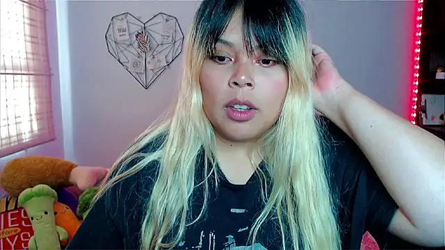 Snapshot of EllieMoonX chatting on 12-15-25, 09:42 EllieMoonX online show from 12-15-25, 09:42