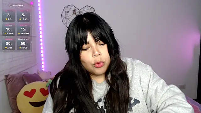 Snapshot of EllieMoonX chatting on 06-17-26, 11:14 EllieMoonX online show from 06-17-26, 11:14