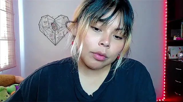 Snapshot of EllieMoonX chatting on 12-01-25, 08:21 EllieMoonX online show from 12-01-25, 08:21