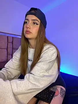 Lucy 699 online show from 10-28-25, 04:57