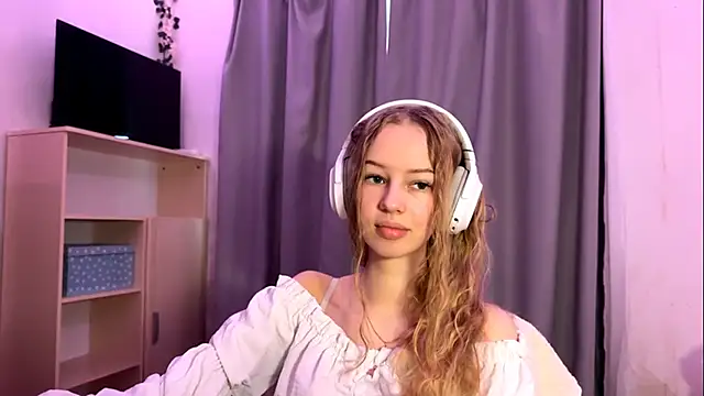 Snapshot of LunaCrave chatting on 10-14-25, 05:19 LunaCrave online show from 10-14-25, 05:19