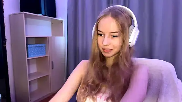 Snapshot of LunaCrave chatting on 10-20-25, 09:54 LunaCrave online show from 10-20-25, 09:54