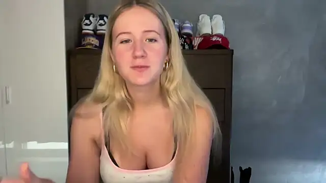 Snapshot of itssosierra chatting on 02-19-26, 01:35 itssosierra online show from 02-19-26, 01:35