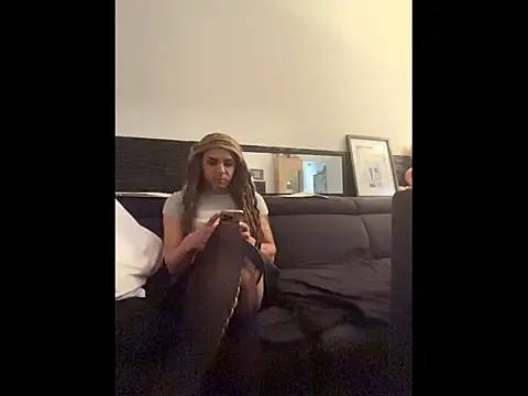 Snapshot of luziaaa92 chatting on 10-13-25, 02:18 luziaaa92 online show from 10-13-25, 02:18