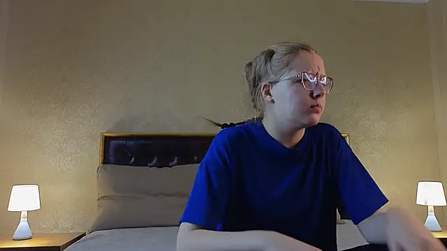 AlinaAldrete online show from 10-17-25, 04:27