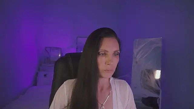 Snapshot of steaflers_mommy_ chatting on 10-17-25, 07:00 steaflers mommy online show from 10-17-25, 07:00