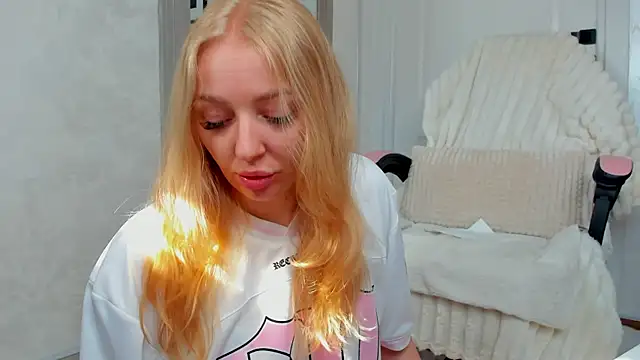 Snapshot of SundyRose chatting on 07-19-26, 06:22 SundyRose online show from 07-19-26, 06:22