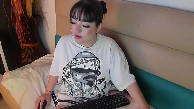 bubble  angel   online show from 12-04-25, 11:42