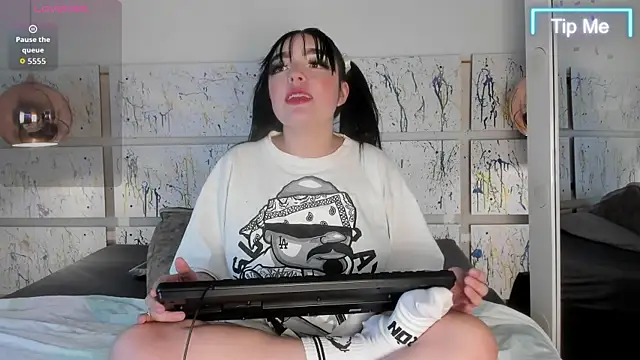 bubble  angel   online show from 10-16-25, 11:40