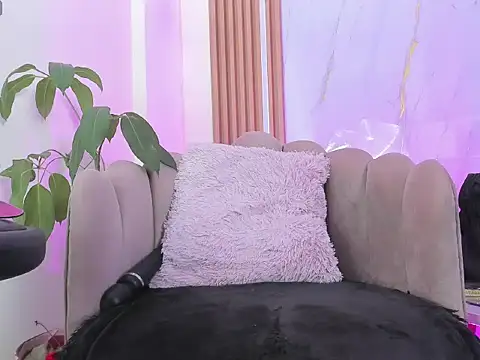 little  Chloee  online show from 11-13-25, 08:29