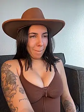 Lolathebaddie online show from 11-14-25, 05:05