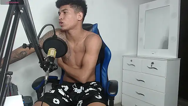 Snapshot of Angel_LatinGuy chatting on 10-18-25, 08:55 Angel LatinGuy online show from 10-18-25, 08:55