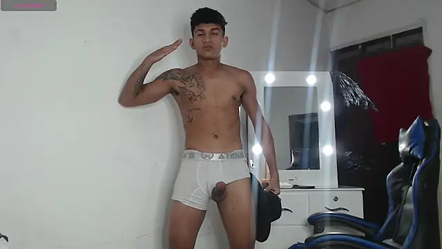 Snapshot of Angel_LatinGuy chatting on 10-13-25, 07:37 Angel LatinGuy online show from 10-13-25, 07:37