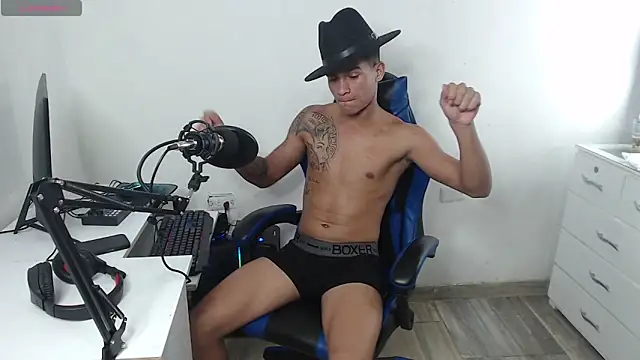 Snapshot of Angel_LatinGuy chatting on 10-15-25, 06:54 Angel LatinGuy online show from 10-15-25, 06:54