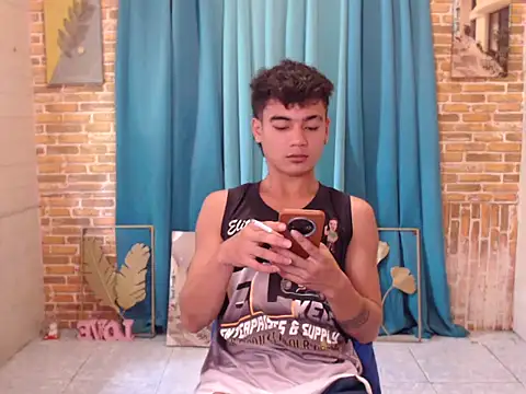 boy raphael online show from 10-27-25, 04:35