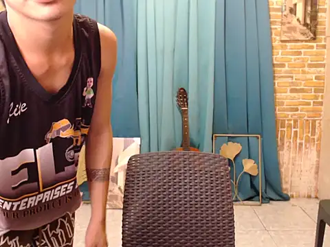 boy raphael online show from 10-22-25, 04:45